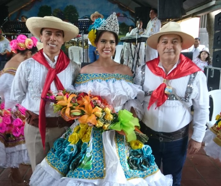Ingrid Yohanna Huergo Bermúdez, representante de UCI Pediátrica y Reina Institucional, acompañada de su parejo Alfonso Uribe y de Alfonso Barragán, Asesor de la Gobernación del Huila.